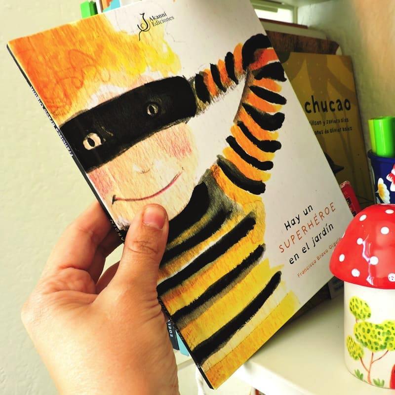 Hay un superhéroe en el jardín de Editorial Akanni en Libélula Azul