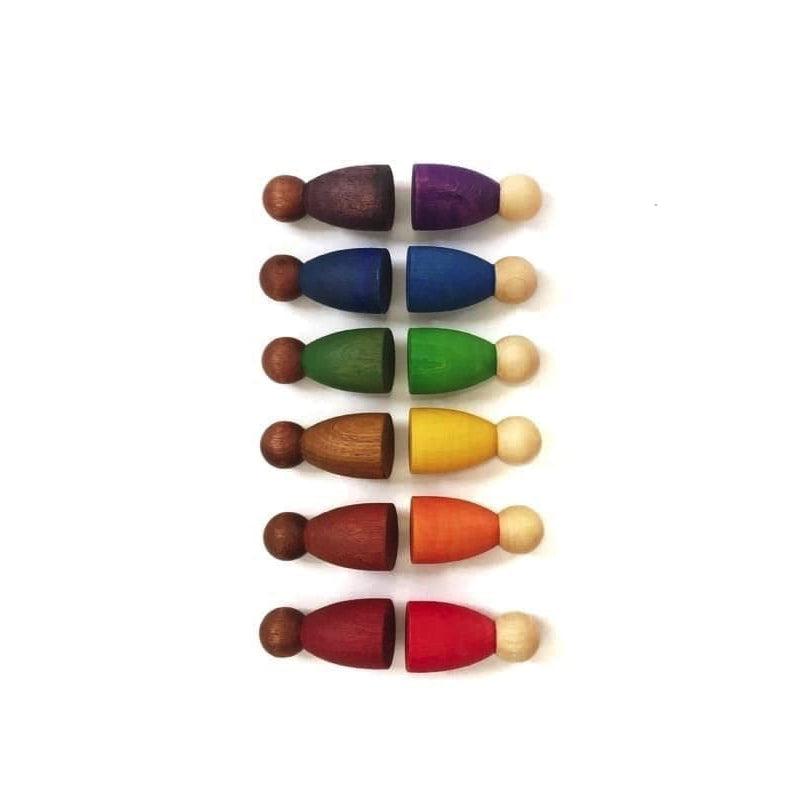 3 nins de maderas oscuras colores fríos de Grapat en Libélula Azul