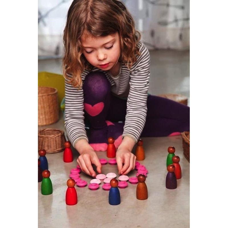 3 nins de maderas oscuras colores fríos de Grapat en Libélula Azul