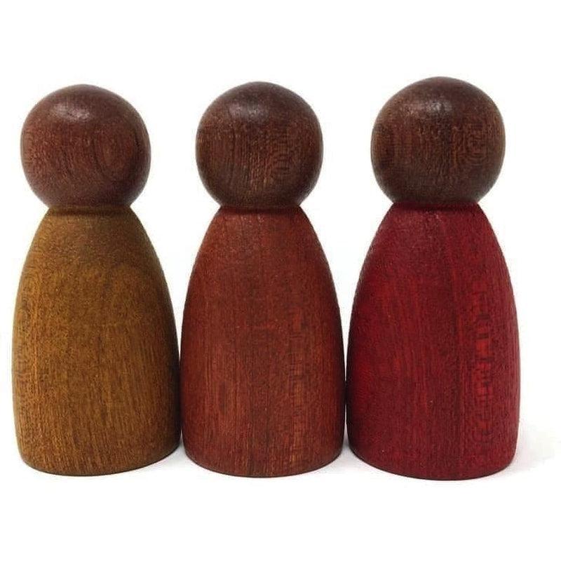 3 nins de maderas oscuras colores cálidos