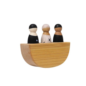 Tres amigos en un bote monocromo de Grimm's en Libélula Azul