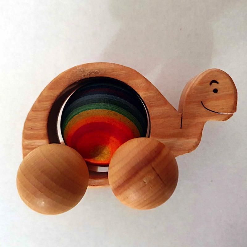 Tortuga con bola arcoiris