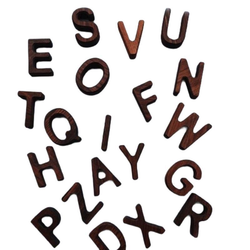 Letras mayúsculas de madera