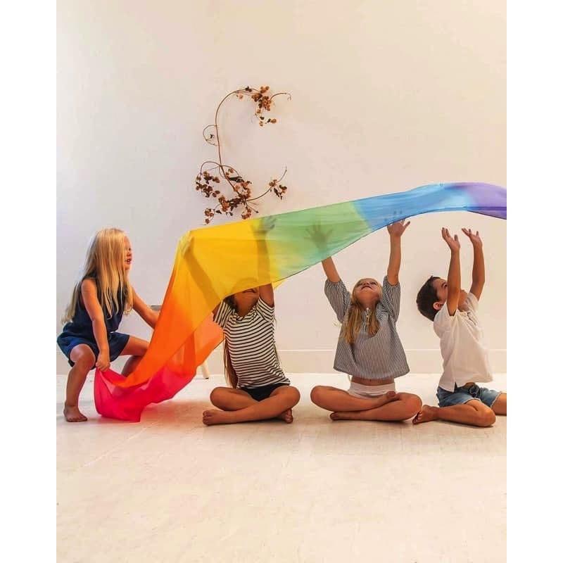 Pañuelo gigante encantado arcoiris de Sarah's Silks en Libélula Azul